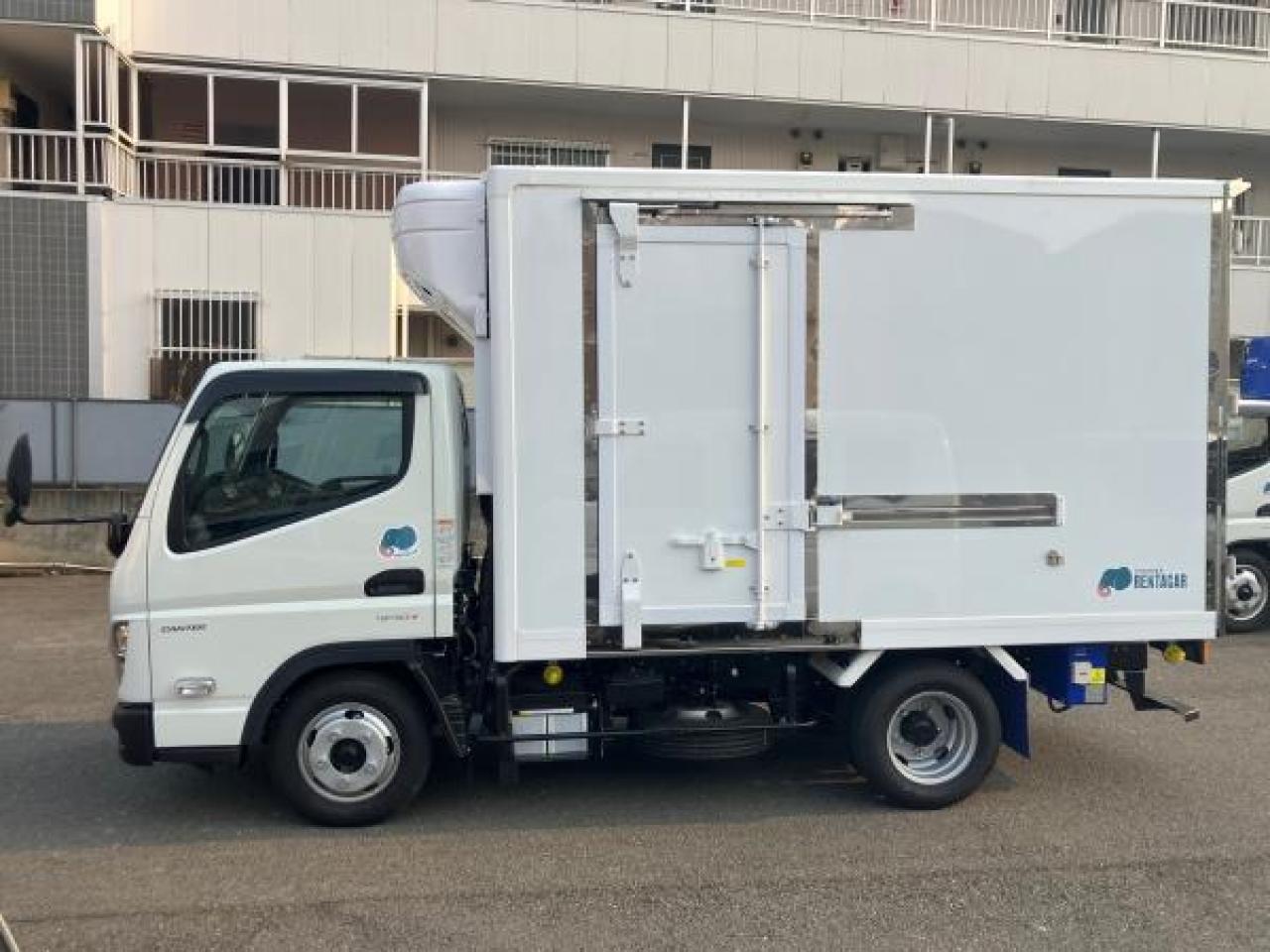 冷凍車横