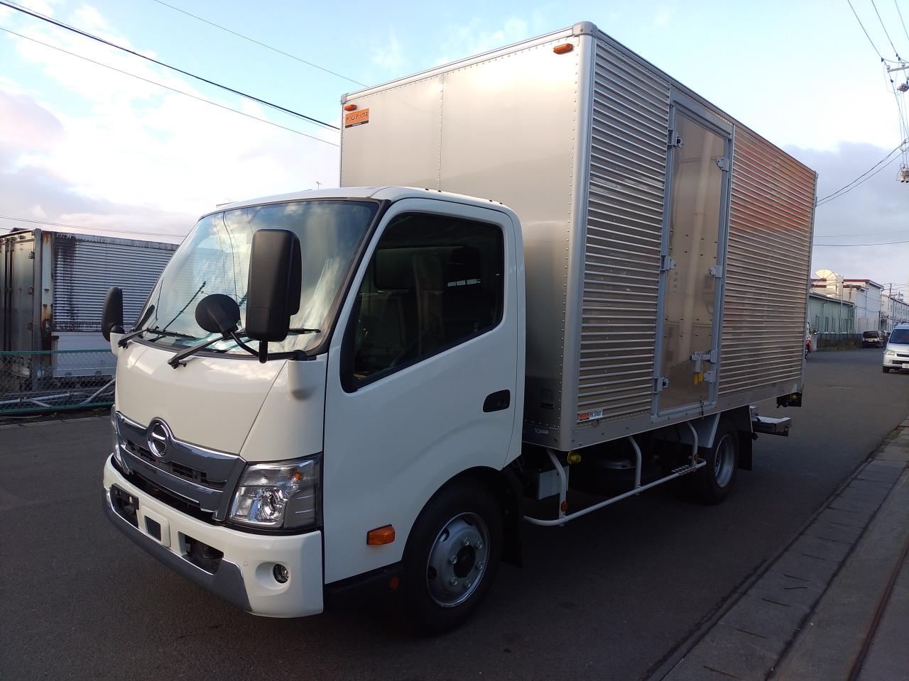 日野デュトロ アルミバン