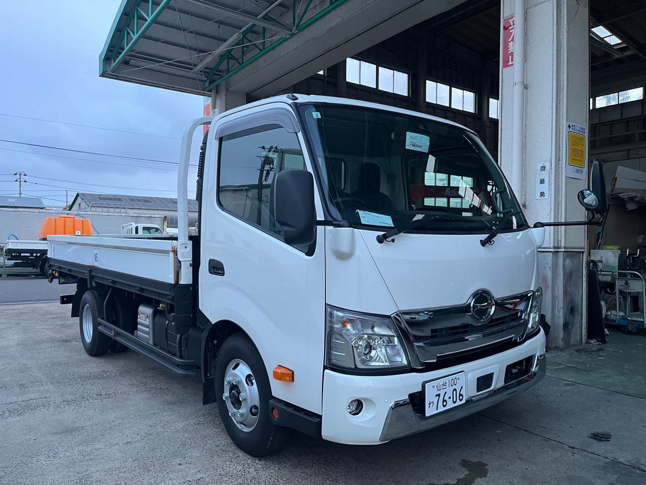 日野デュトロ 平ボディー