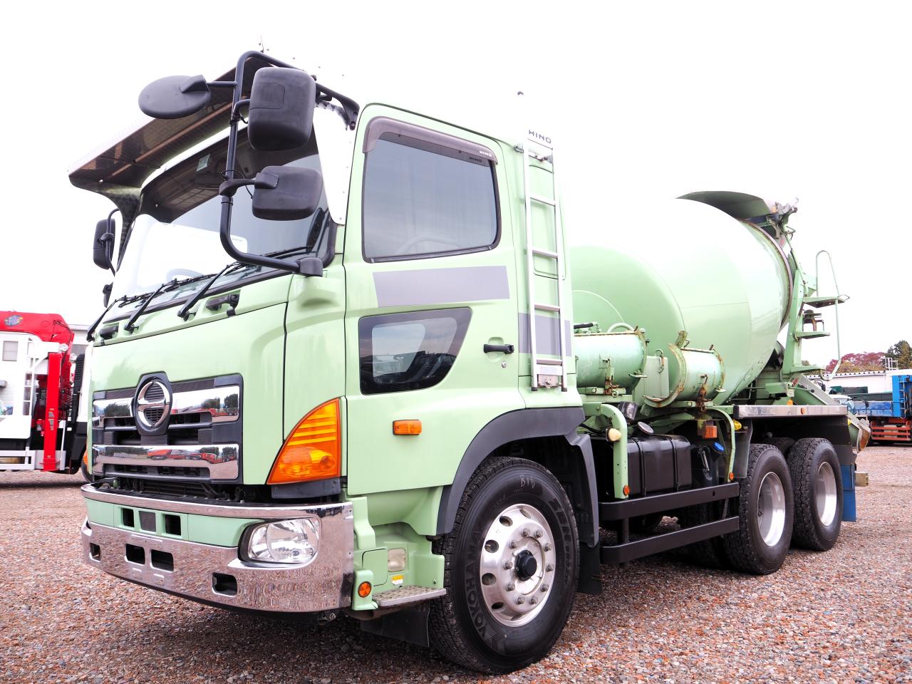 日野プロフィア ミキサー車