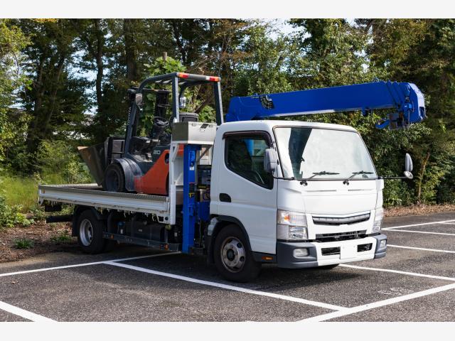工場現場に必須！クレーン付きトラックをレンタルするメリット